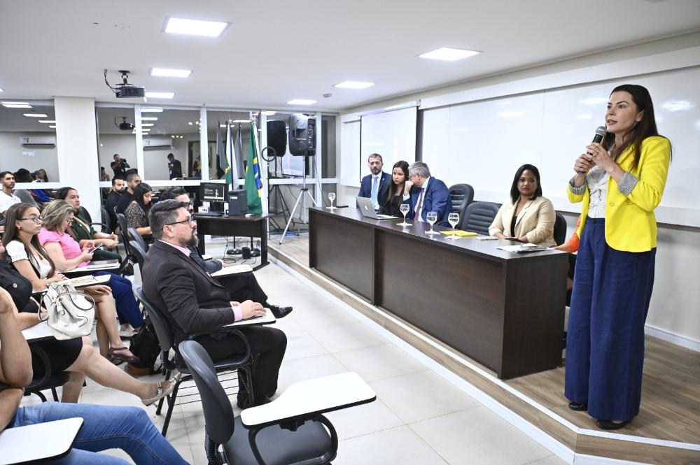 Capa da notícia: Advogados iniciantes do DF serão capacitados para atender população de baixa renda